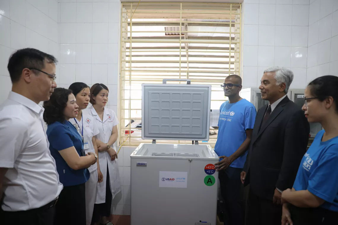 USAID v&agrave; UNICEF cung cấp 590 tủ lạnh bảo quản vaccine gi&uacute;p cải thiện tiếp cận ti&ecirc;m chủng tại c&aacute;c x&atilde; kh&oacute; khăn ở Việt Nam