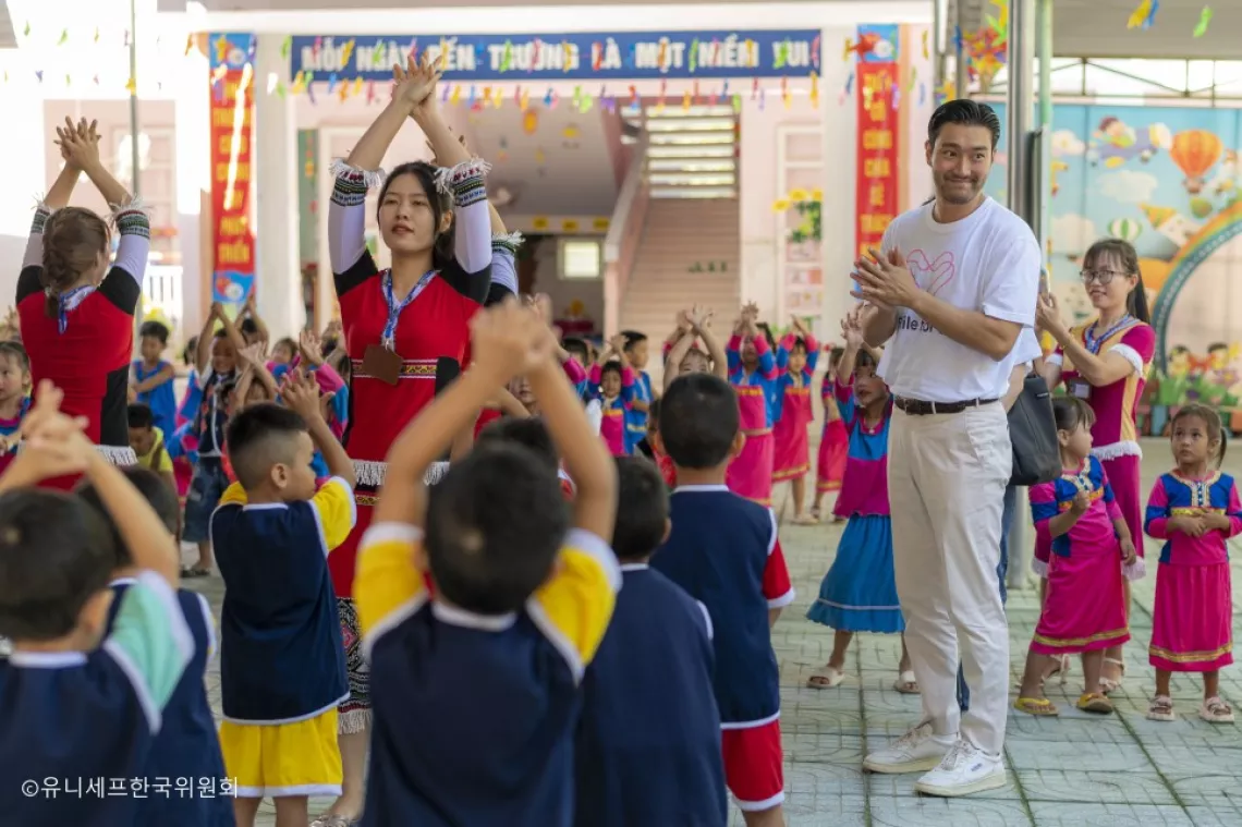UNICEF East Asia and Pacific Regional Goodwill Ambassador Choi Si-won visited the UNICEF Viet Nam's "SMile for U" project site