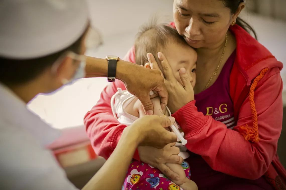 Ti&ecirc;m chủng Sởi v&agrave; Rubella tại trung t&acirc;m y tế thị trấn &Oacute;c Eo, Thoại Sơn, An Giang