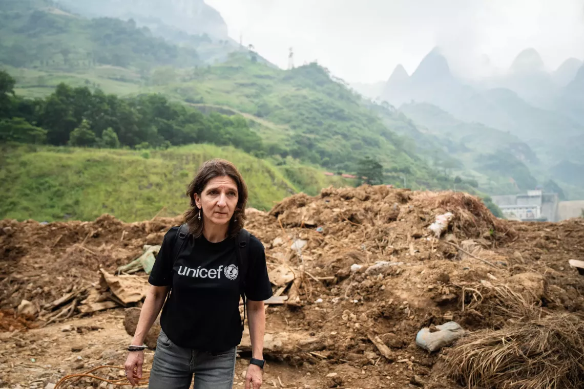 Ph&oacute; Trưởng Đại diện UNICEF tại Việt Nam, b&agrave; Michaela Bauer, đến khảo s&aacute;t hiện trường của một vụ sạt lở đất khiến nhiều ng&ocirc;i nh&agrave; bị ch&ocirc;n v&ugrave;i do cơn b&atilde;o Yagi g&acirc;y ra tại huyện Meo Vạc, tỉnh H&agrave; Giang.