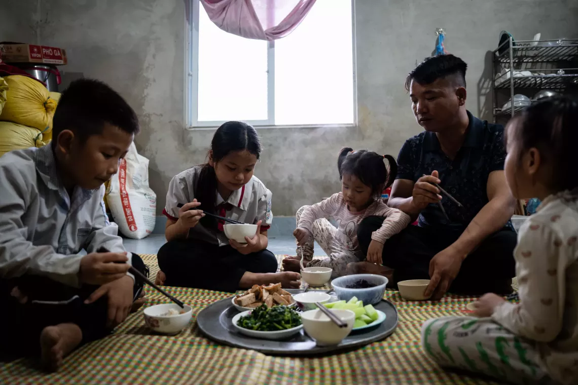 Gia đ&igrave;nh anh Lưu T&ocirc;n Bảy c&ugrave;ng nhau chuẩn bị bữa tối trong ng&ocirc;i nh&agrave; của họ tại th&ocirc;n Bảo Thắng, tỉnh L&agrave;o Cai.