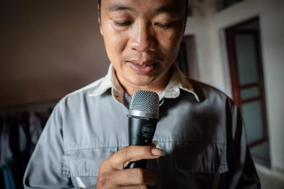 Anh L&ugrave; Văn Tu&acirc;n li&ecirc;n tục ph&aacute;t c&aacute;c cảnh b&aacute;o c&ugrave;ng những hướng dẫn an to&agrave;n qua loa ph&oacute;ng ph&aacute;t thanh tại c&aacute;c cụm d&acirc;n cư trong th&ocirc;n.