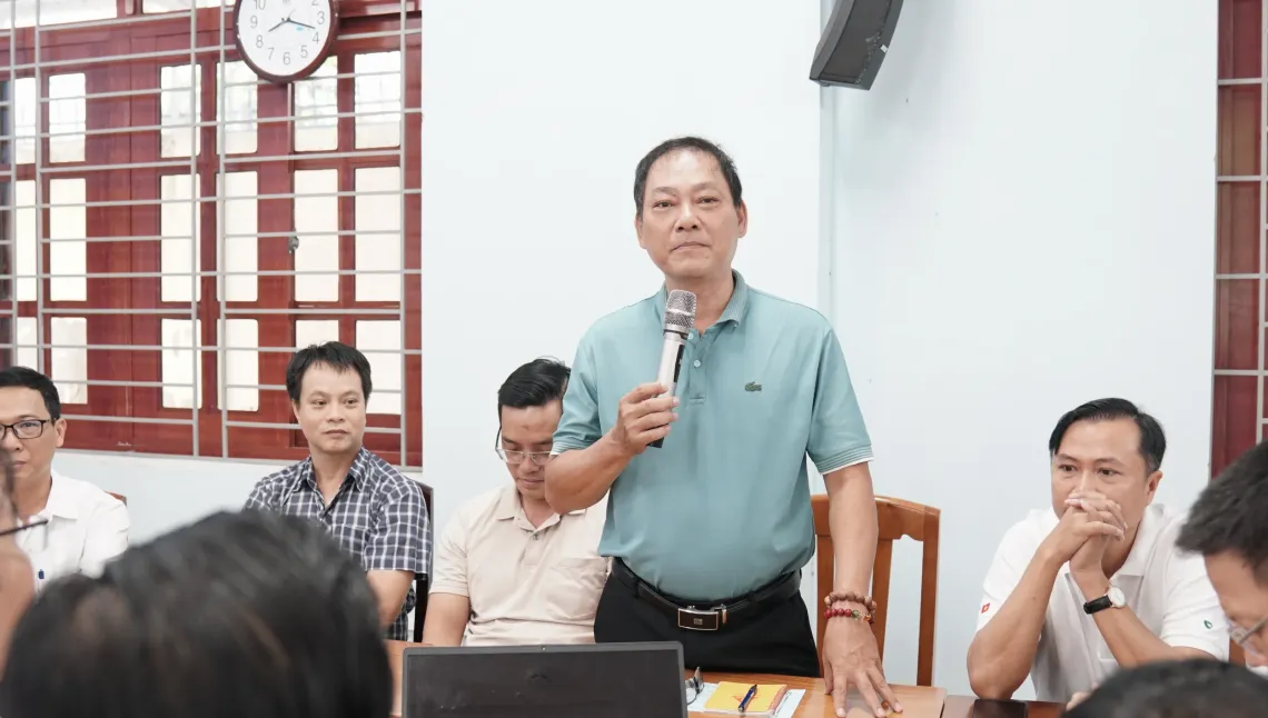 Nguyen Thanh Quang, father of a ninth-grade student, actively participated in the parent practice session.