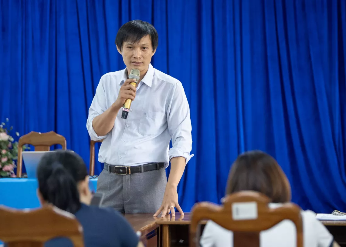 Teacher Trinh Van Dung during the course.