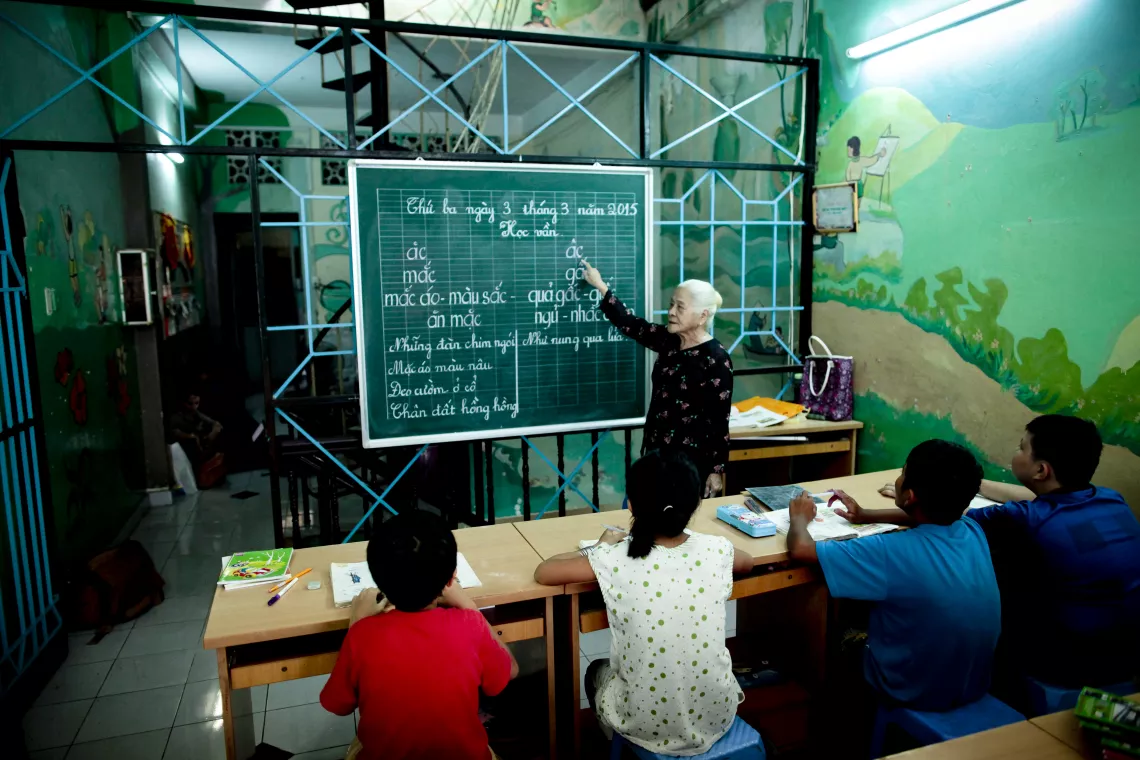 Mai v&agrave; c&aacute;c anh chị em của m&igrave;nh được hỗ trợ để đảm bảo được hưởng lợi từ quyền của trẻ em