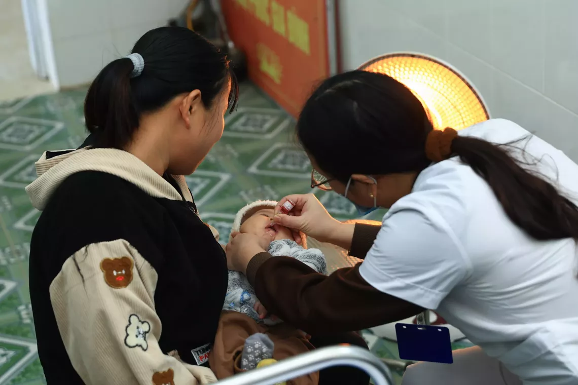 Ms. Tran Thi Dung from Khe Mo Commune, Dong Hy District, Thai Nguyen Province takes her child to receive the Rota vaccine, 20/03/2025