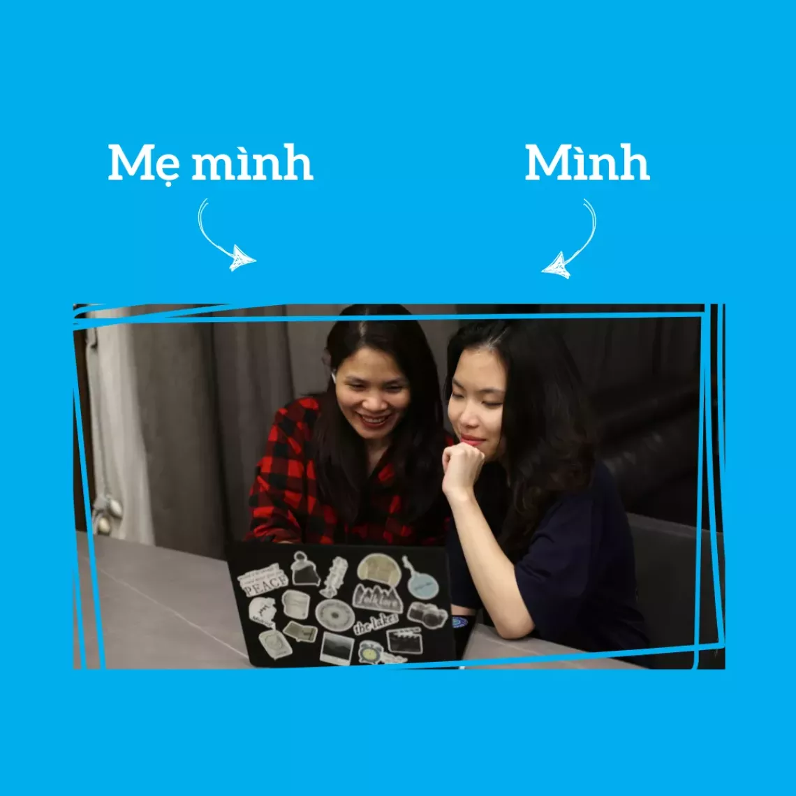 Mẹ v&agrave; con g&aacute;i nh&igrave;n v&agrave;o m&agrave;n h&igrave;nh m&aacute;y t&iacute;nh. Chữ tr&ecirc;n ảnh: Mẹ m&igrave;nh v&agrave; m&igrave;nh