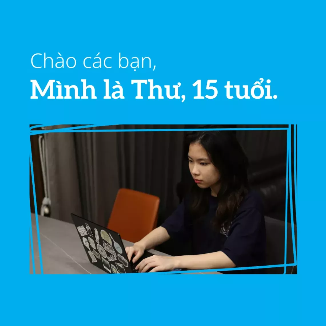 H&igrave;nh ảnh một c&ocirc; g&aacute;i đang sử dụng m&aacute;y t&iacute;nh. Chữ tr&ecirc;n ảnh: Ch&agrave;o c&aacute;c bạn, m&igrave;nh l&agrave; Thư, 15 tuổi.