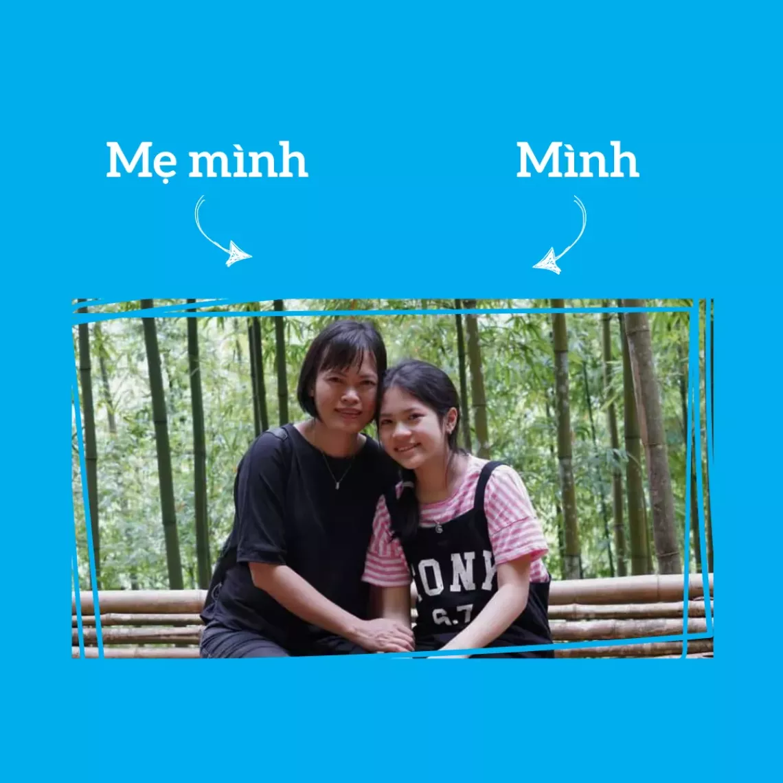 Mẹ v&agrave; con g&aacute;i ngồi cạnh nhau. Chữ tr&ecirc;n ảnh: Mẹ m&igrave;nh v&agrave; m&igrave;nh.