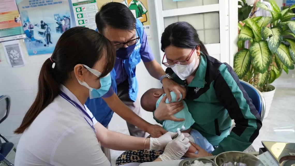 Ti&ecirc;m vắc-xin 5 trong 1 cho trẻ tại trạm y tế x&atilde; Ho&agrave; Trị, huyện Ph&uacute; Ho&agrave;, tỉnh Ph&uacute; Y&ecirc;n.