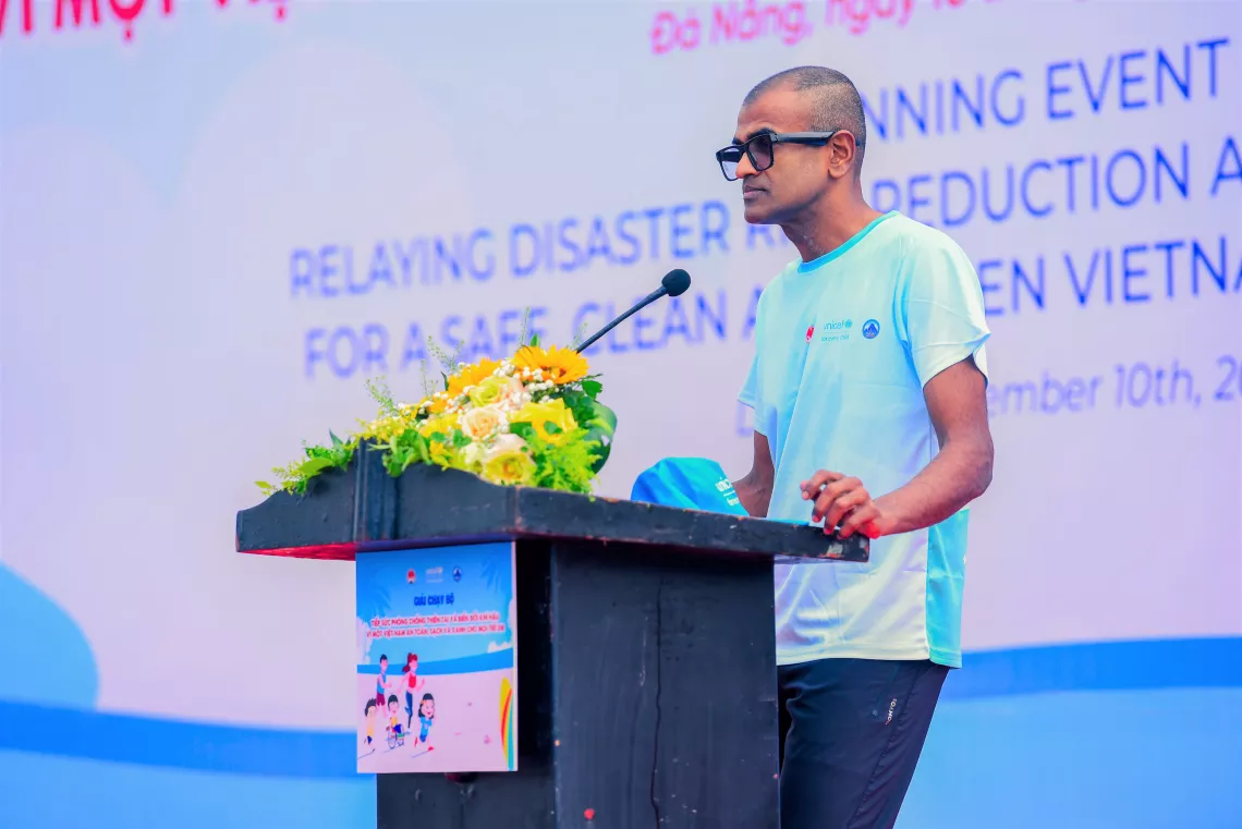 Dr. Maharajan Muthu, Chief of Child Survival, Development and Environment Programme, UNICEF Viet Nam, speaks at the beach race in Da Nang as part of the campaign. 