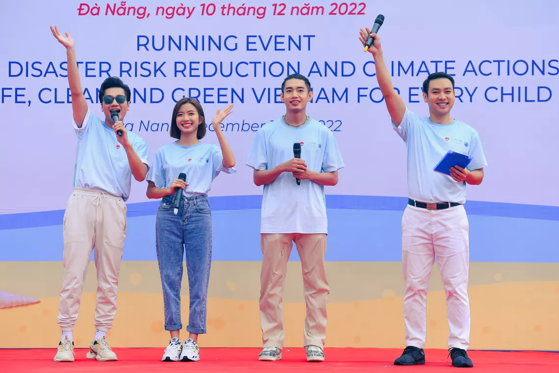 The influencers participate in the running race.