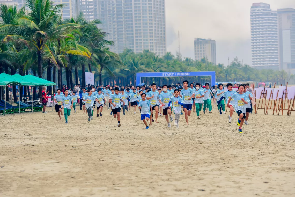 More than 500 students participated in the beach race.
