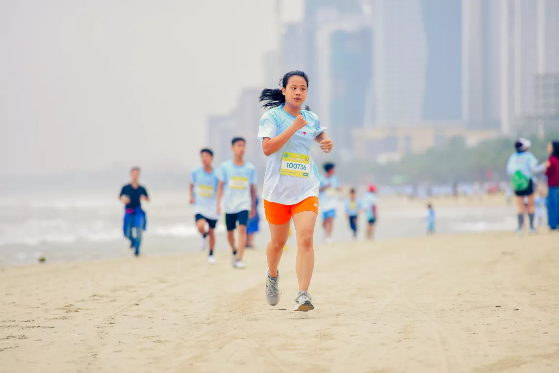 Dinh Thi Khanh Thu won first prize in the 3km race for student female athletes.