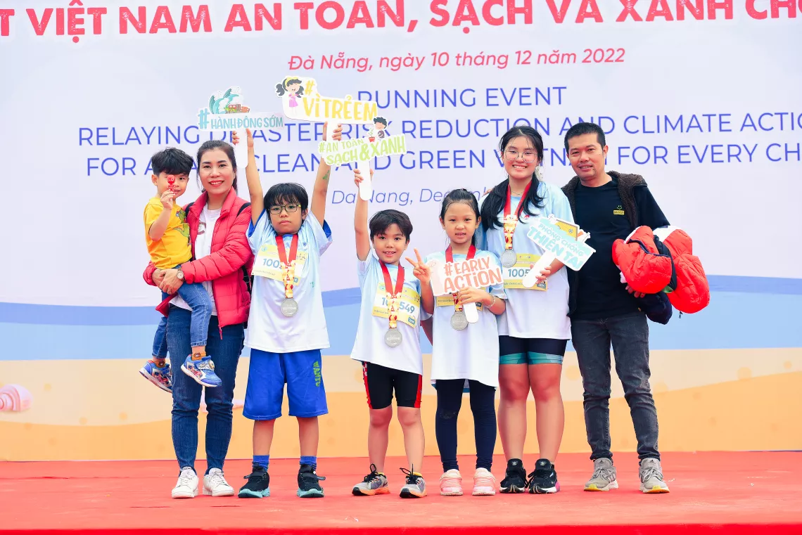 Many children, with family support, participated in the race.