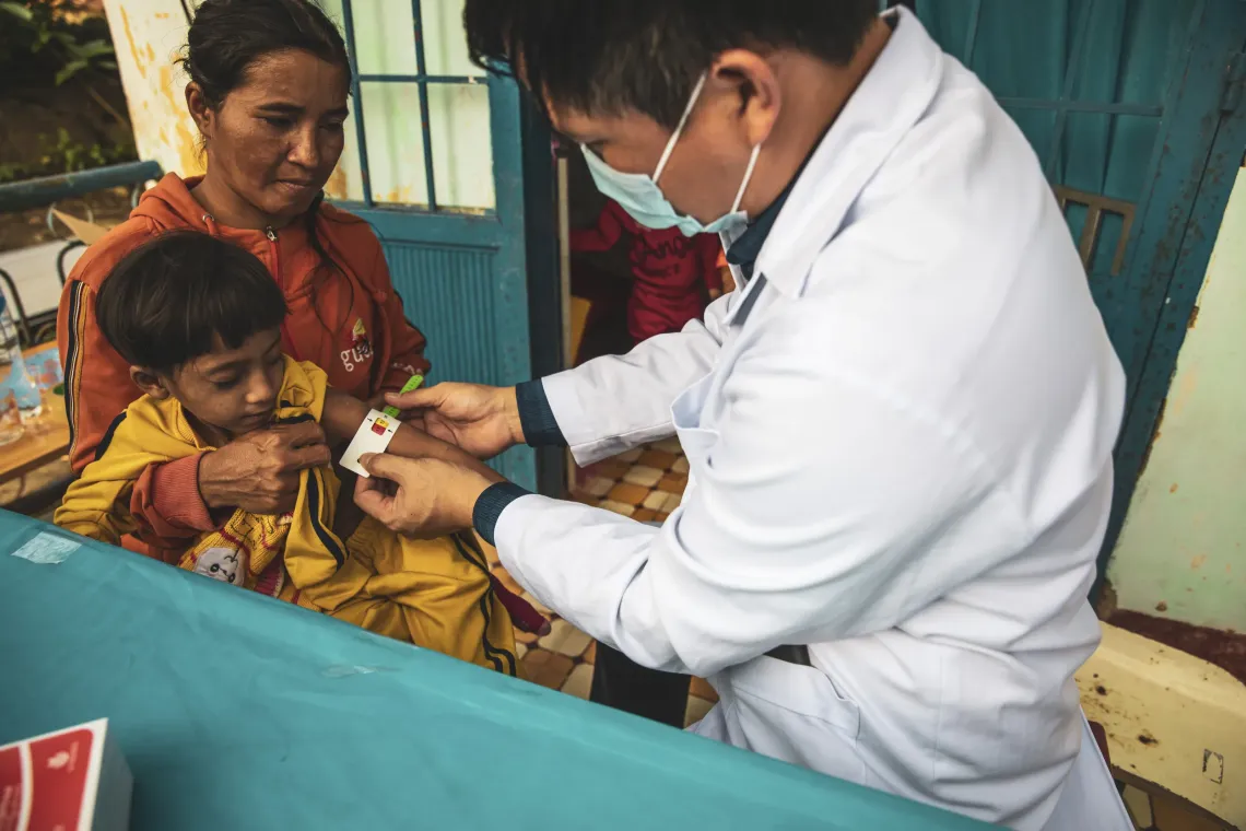 UNICEF is supporting local health workers to enhance nutrition screening efforts and deliver therapeutic products to children affected by SAM. 