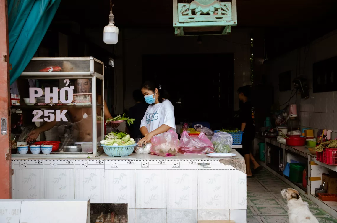 Như &Yacute; l&agrave;m việc ở một qu&aacute;n phở gần nh&agrave;. Đ&acirc;y l&agrave; c&ocirc;ng việc thứ ba của em từ khi em bắt đầu l&agrave;m việc năm 13 tuổi để gi&uacute;p đỡ gia đ&igrave;nh trong dịch COVID-19. 
