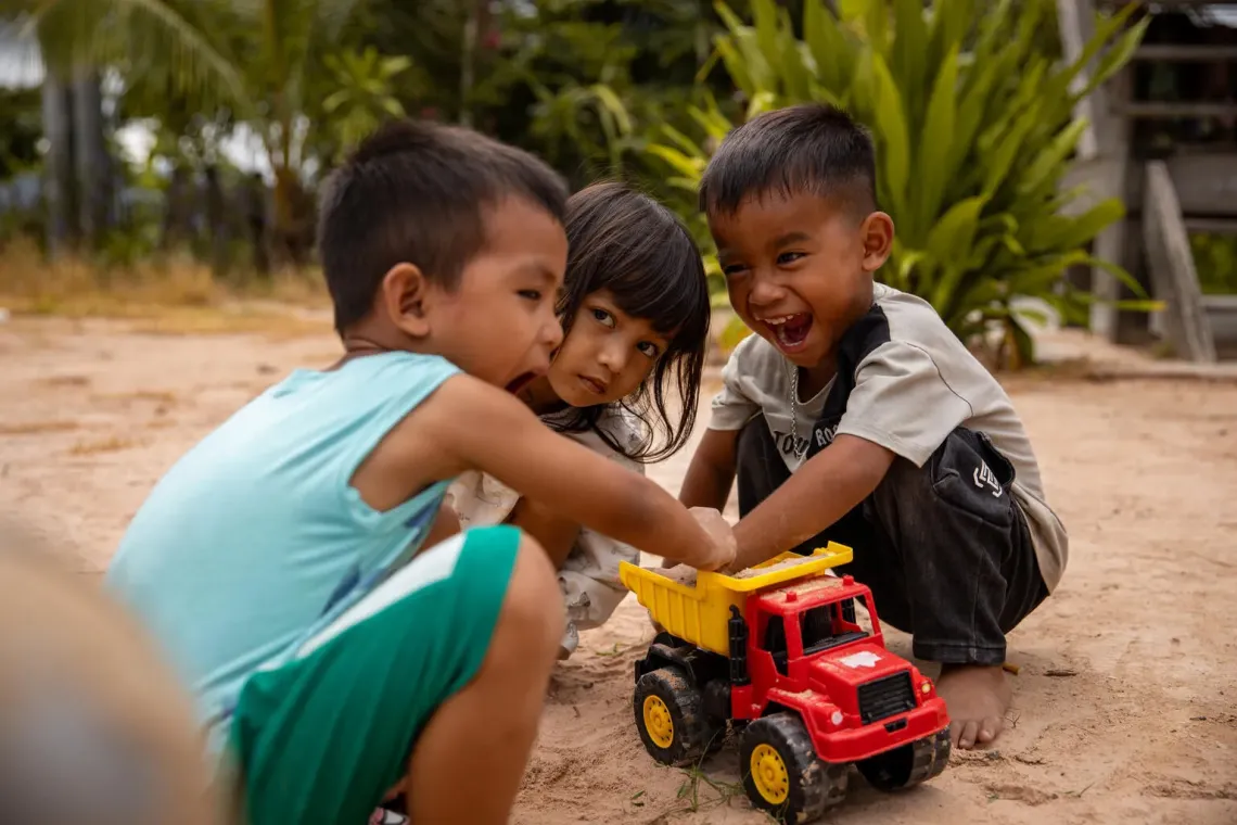 Phong chơi c&ugrave;ng c&aacute;c anh chị em họ tại nh&agrave;. Ba th&aacute;ng sau khi được điều trị suy dinh dưỡng cấp t&iacute;nh nặng, em đ&atilde; hồi phục v&agrave; tho&aacute;t suy dinh dưỡng.