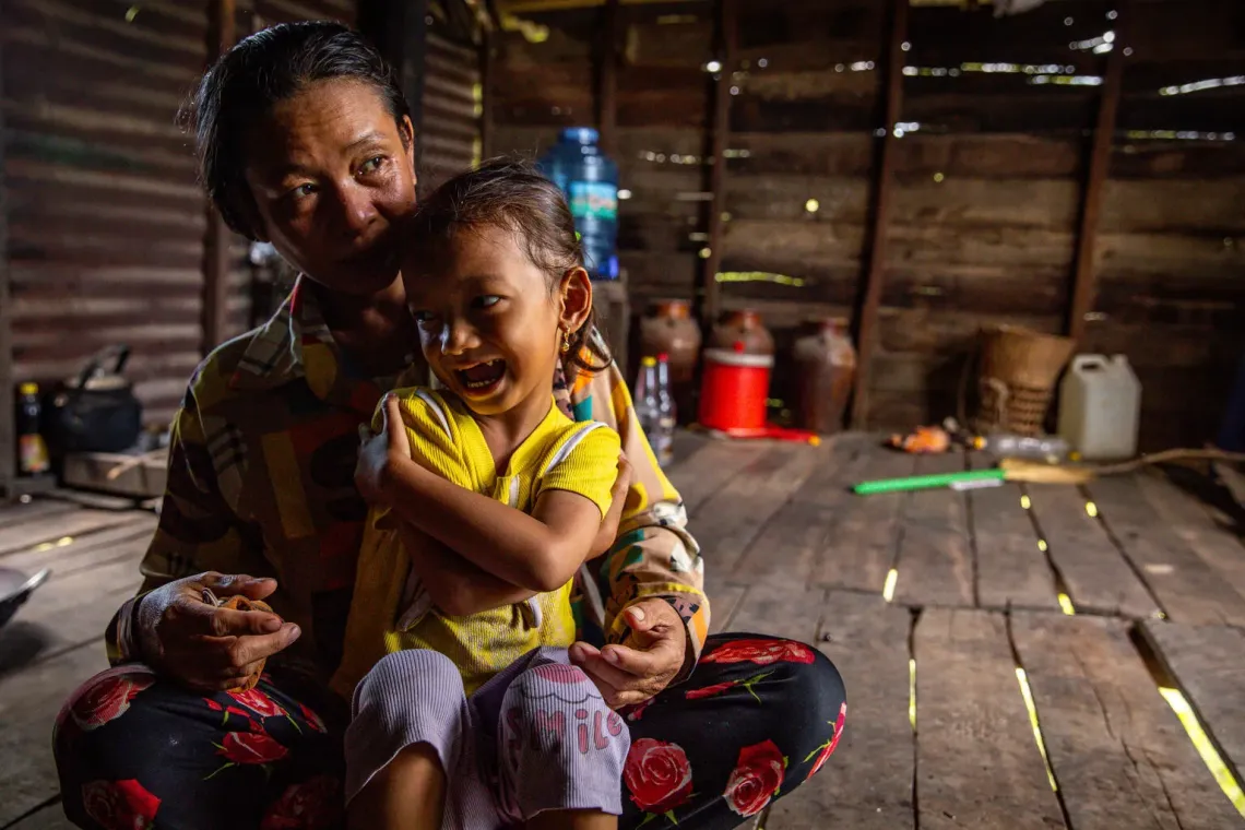 H&rsquo;N&uacute;i chơi c&ugrave;ng mẹ H'Bu tại nh&agrave;