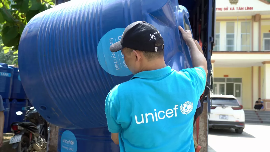 C&aacute;n bộ UNICEF Trịnh Duy Thuận vận chuyển vật dụng cứu trợ cho cộng đồng bị ảnh hưởng bởi b&atilde;o Yagi