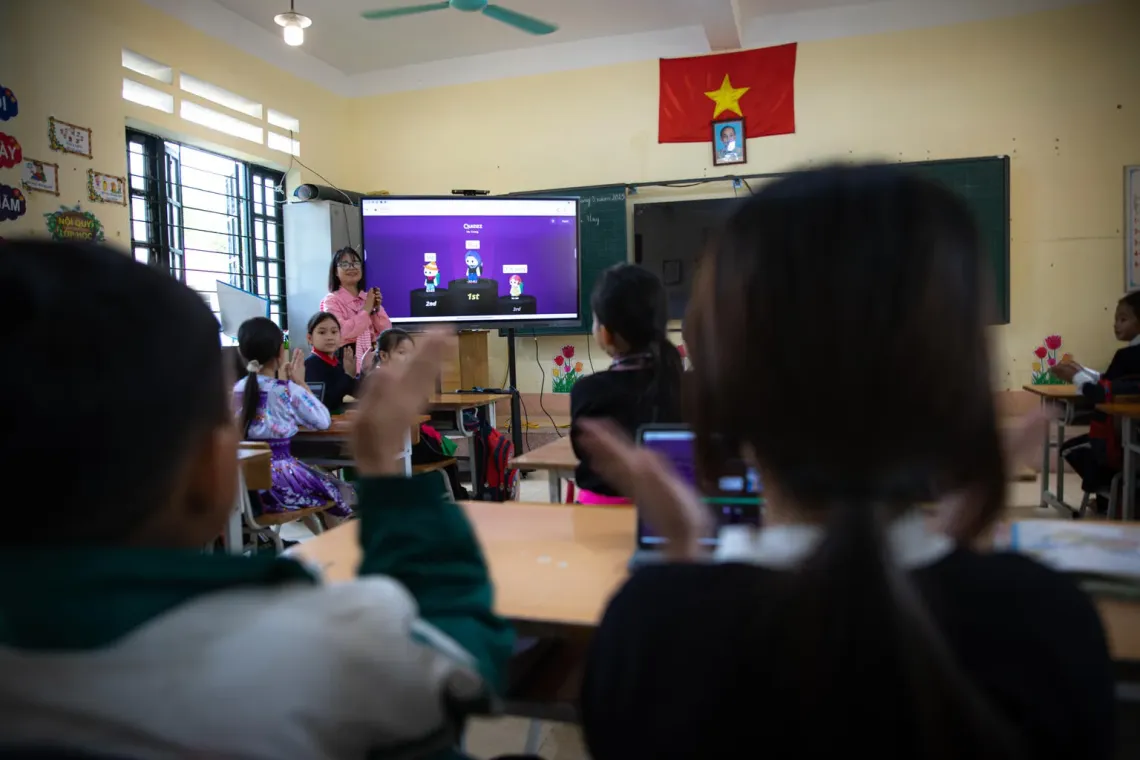 Teacher Hoang Thi Thu Trang leads an engaging class using the brand-new screen monitoring supported by UNICEF.
