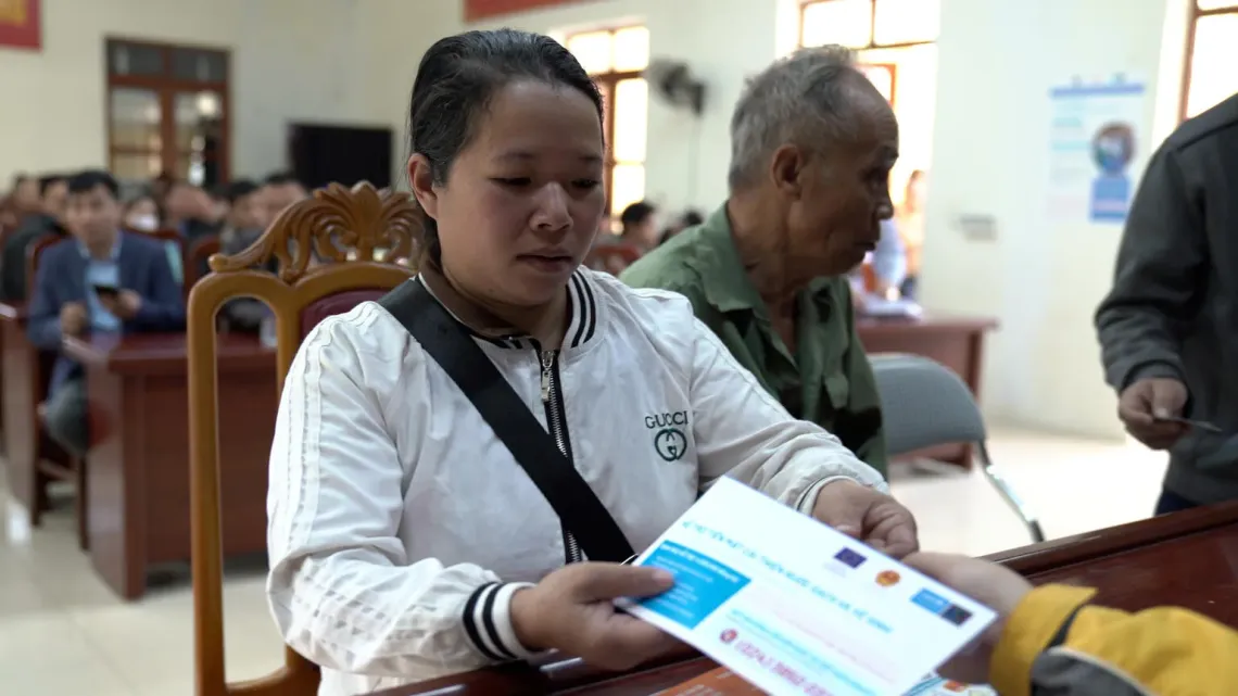 Chị Say đ&atilde; nhận được khoản hỗ trợ tiền mặt nhắm cải thiện v&agrave; x&acirc;y dựng lại c&aacute;c c&ocirc;ng tr&igrave;nh nước sạch v&agrave; vệ sinh bị hư hỏng do những trận b&atilde;o li&ecirc;n tiếp trong năm 2025.