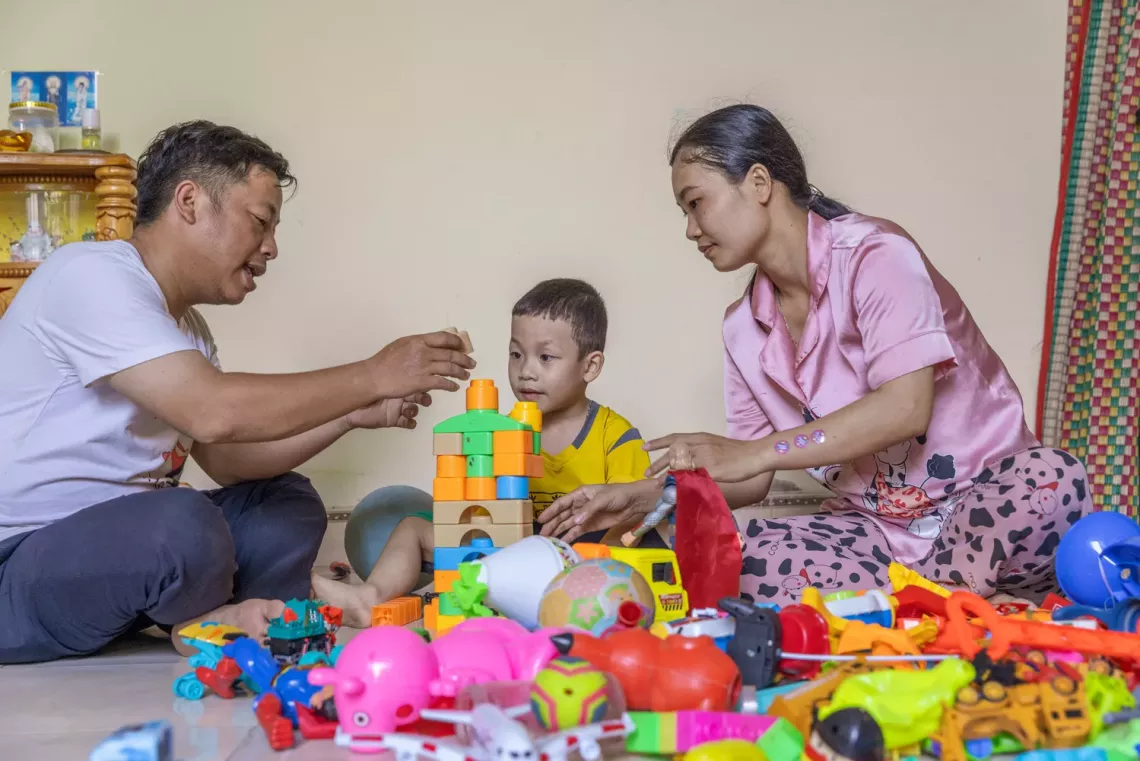 The family of Mr. Nguyễn Xu&acirc;n Cường (36 years old, working in business) and Ms. Dương Thị Mơ (33 years old, working in business) spend time playing with  Nguyễn Xu&acirc;n Trường An (5 years old).