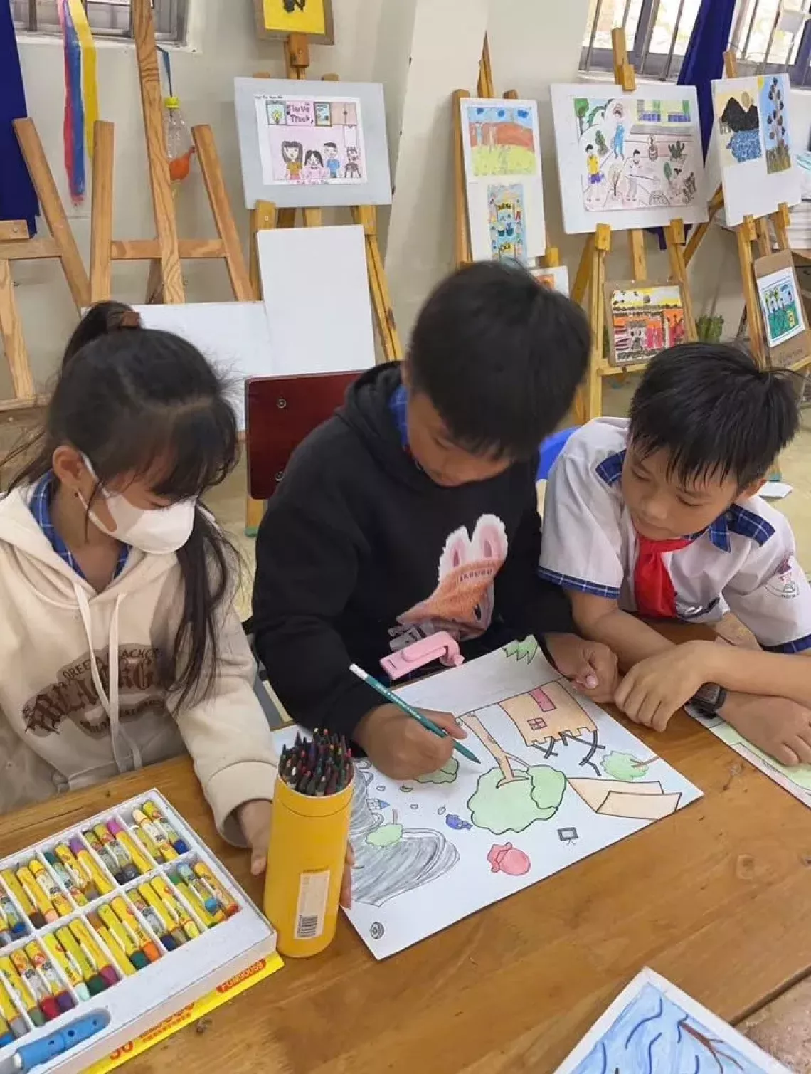Luong Ngoc Xuan Nha, Grade 5 student, Thanh Thoi Thuan B Primary School is completing his painting. 