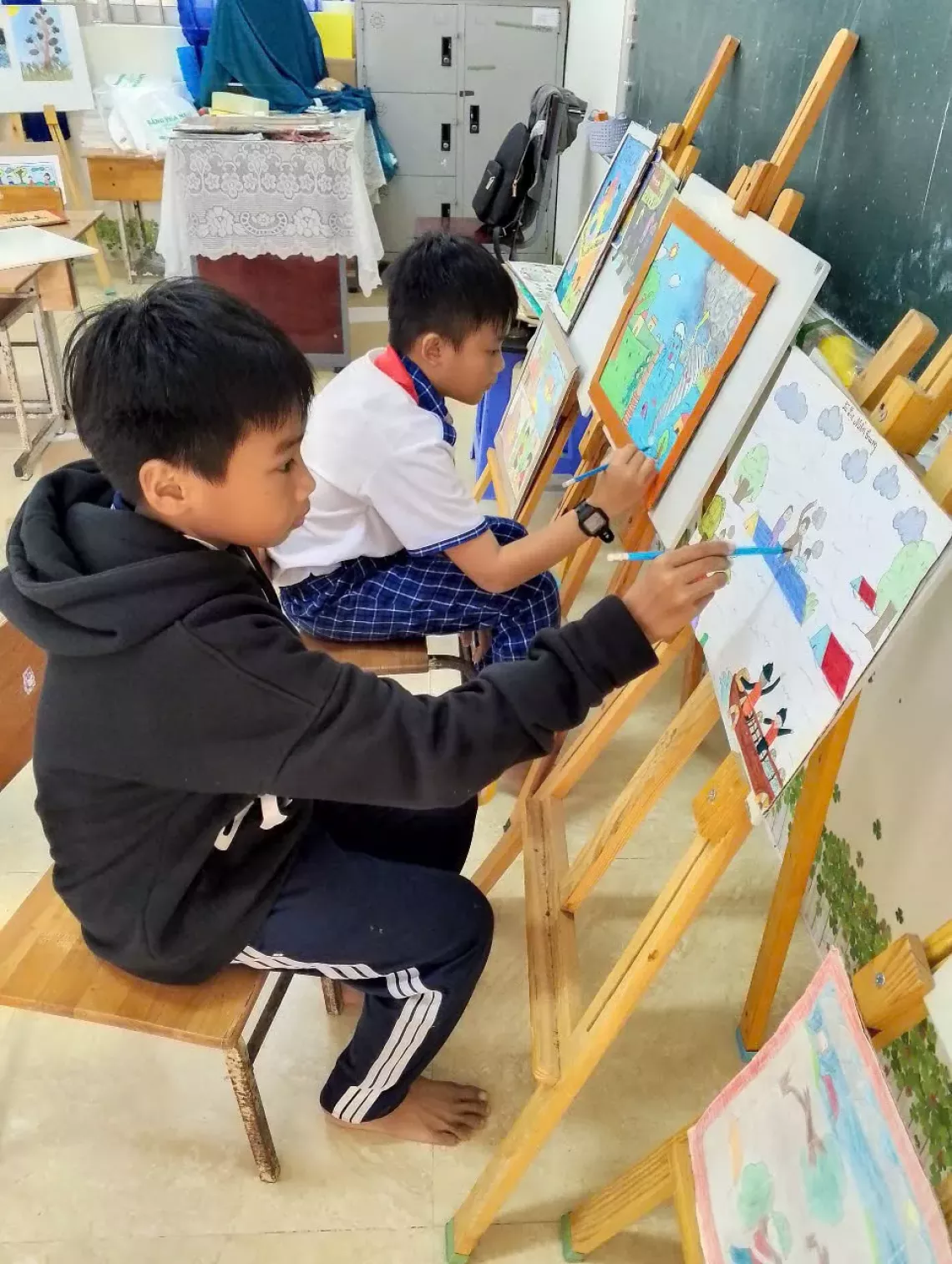 Luong Ngoc Xuan Nha, Grade 5 student, Thanh Thoi Thuan B Primary School and his painting 