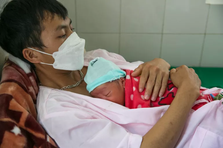 Tại Việt Nam, ước t&iacute;nh h&agrave;ng năm c&oacute; khoảng 103.500 trẻ sinh non v&agrave; 17.000 trẻ tử vong trong v&ograve;ng 28 ng&agrave;y sau khi sinh.