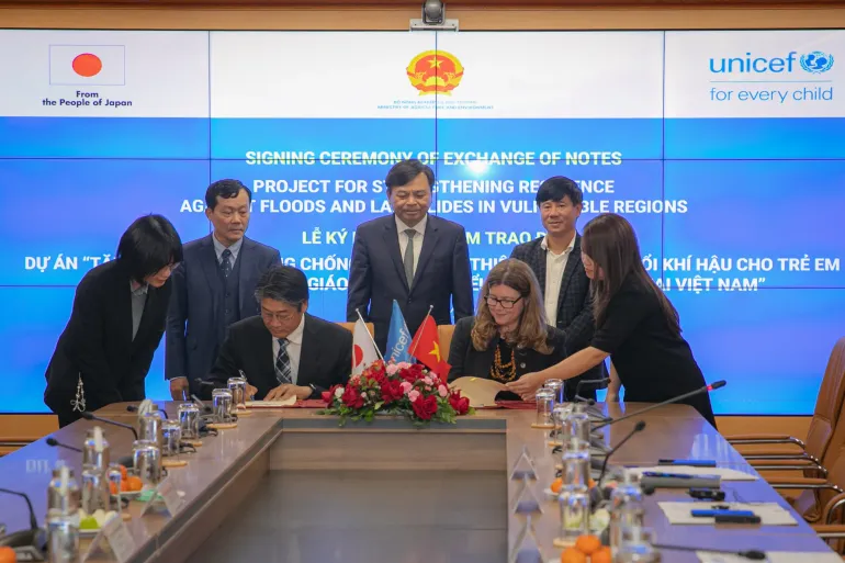 Ng&agrave;i Ito Naoki, Đại sứ Đặc mệnh To&agrave;n quyền Nhật Bản tại Việt Nam v&agrave; B&agrave; Silvia Danailov, Trưởng Đại diện UNICEF tại Việt Nam thực hiện nghi thức k&yacute; kết thỏa thuận, dưới sự chứng kiến của Thứ trưởng Bộ N&ocirc;ng nghiệp v&agrave; Ph&aacute;t triển n&ocirc;ng th&ocirc;n Nguyễn Ho&agrave;ng Hiệp c&ugrave;ng c&aacute;c đại biểu