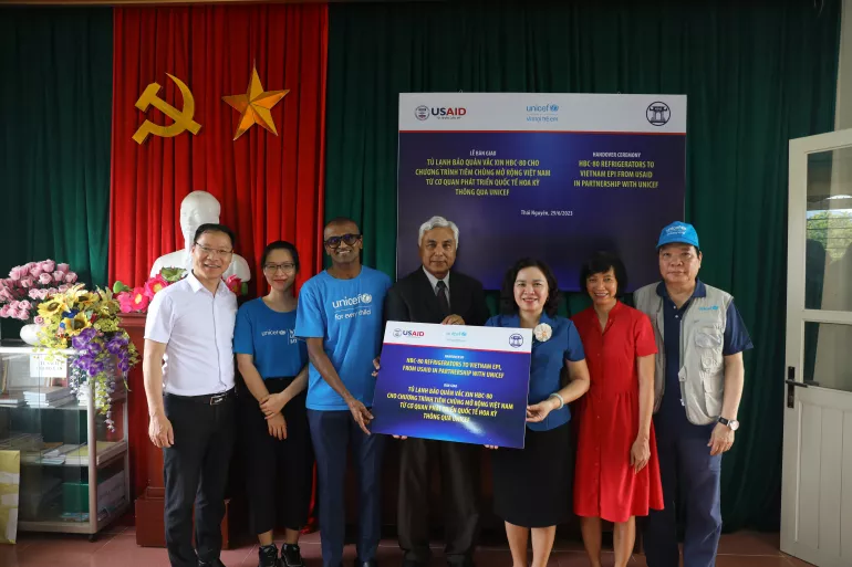 USAID v&agrave; UNICEF cung cấp 590 tủ lạnh bảo quản vaccine gi&uacute;p cải thiện tiếp cận ti&ecirc;m chủng tại c&aacute;c x&atilde; kh&oacute; khăn ở Việt Nam