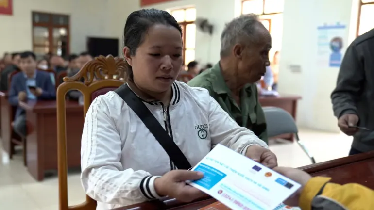 một b&agrave; mẹ nhận hỗ trợ tiền mặt