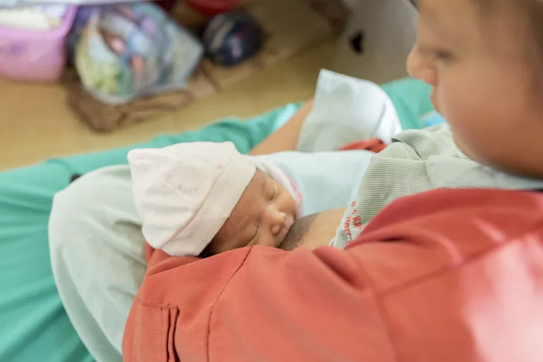 Nu&ocirc;i con bằng sữa mẹ mang lại khởi đầu tốt đẹp nhất cho cuộc đời của trẻ. Sữa mẹ l&agrave; nguồn dinh dưỡng tốt nhất cho trẻ sơ sinh, gi&uacute;p tăng cường ph&aacute;t triển tr&iacute; n&atilde;o v&agrave; những lợi &iacute;ch suốt đời của trẻ.  