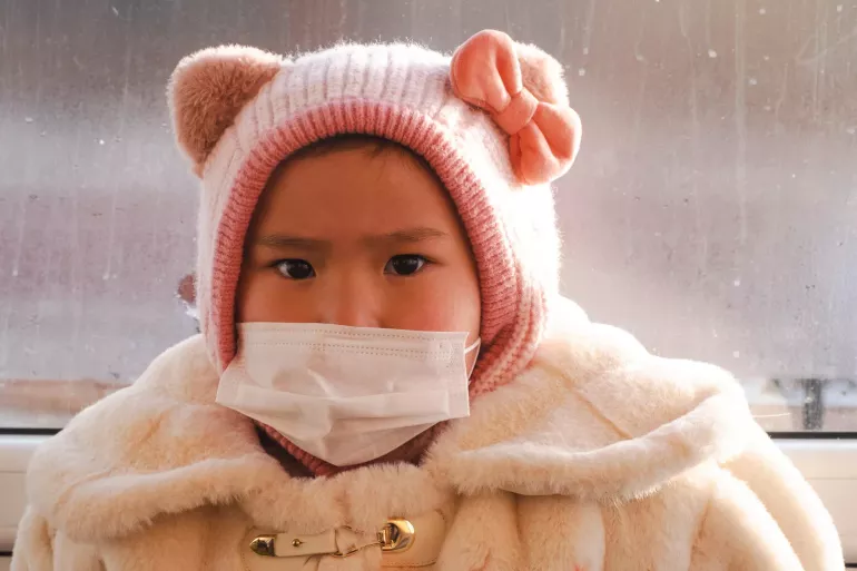 Em g&aacute;i t&ecirc;n Amina, 5 tuổi, đang đeo khẩu trang tại trường mầm non Nalaikh.