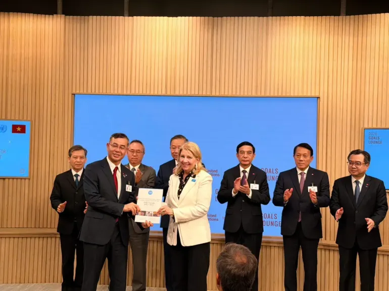 Viet Nam's Minister of Finance Ng&ocirc; Văn Tuấn presents the new Country Programme Document to UNICEF Executive Director Catherine M. Russell.