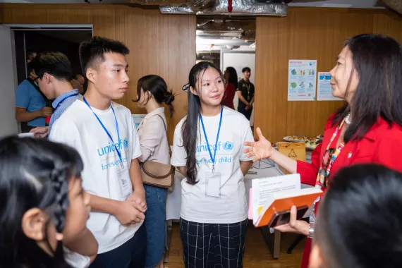 UN Resident Coordinator in Viet Nam Pauline Tamesis and Nguyễn Qu&yacute; L&acirc;m (left), Nguyễn Thảo Linh (right) - 8th grade students at Thuc Nghiem secondary school, who present about chidlren's drawing contest "Your Dream Playground" at the International Day of Play celebration event on 30 May 2024.
