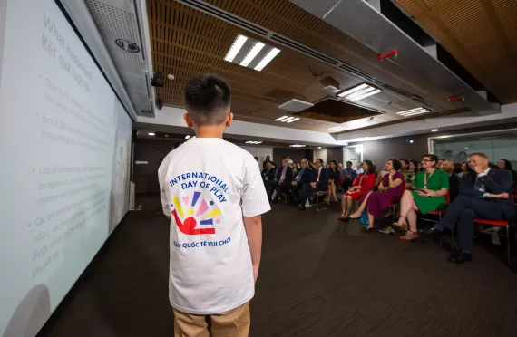 Ng&ocirc; Tấn Lộc, 5th grade student at Vinschool (left) presents about the children's drawing contest "Your Dream Playground" at the International Day of Play celebration on 30 May 2024.