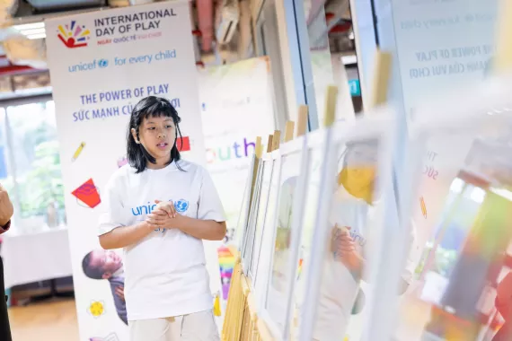 Trần Ngọc Minh, 5th grade students at Vinschool presents about the children's drawing contest "Your Dream Playground) at the International Day of Play celebration on 30 May 2024.