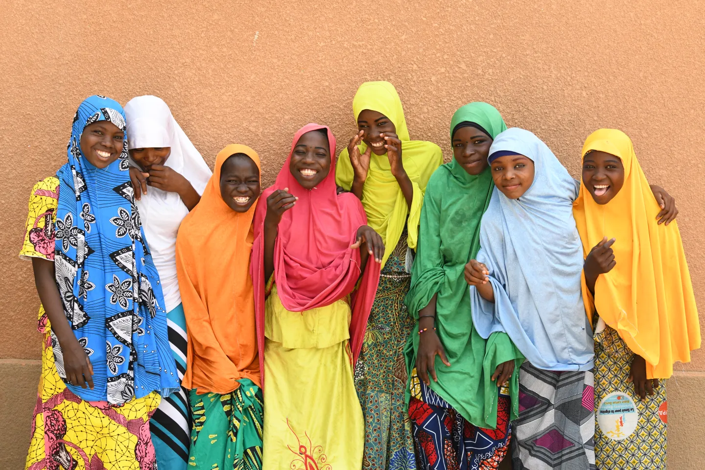 Filles devant leur &eacute;cole dans un village de Tamroro, dans le centre du Niger.