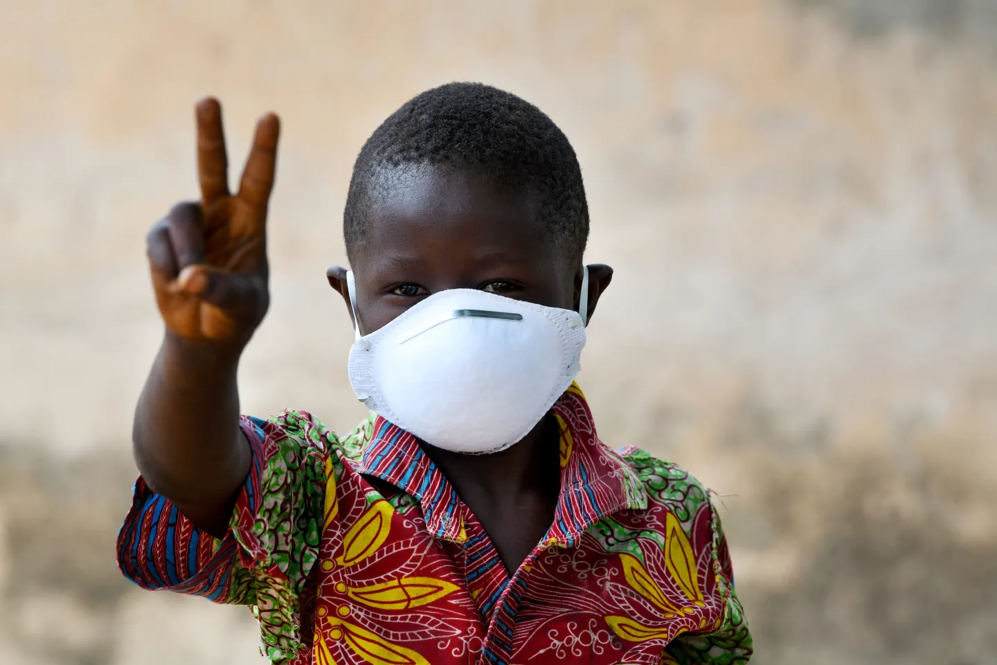 Petit gar&ccedil;on porte le masque pour se prot&eacute;ger du coronavirus