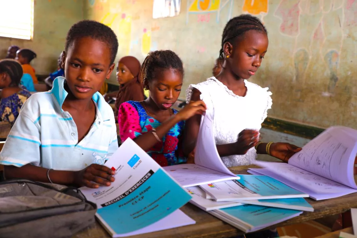 Aissatou Sow (&agrave; droite), 10 ans et ses amis dans le coin lecture de l'&eacute;cole &eacute;l&eacute;mentaire de Plateau 2, &agrave; Tambacounda