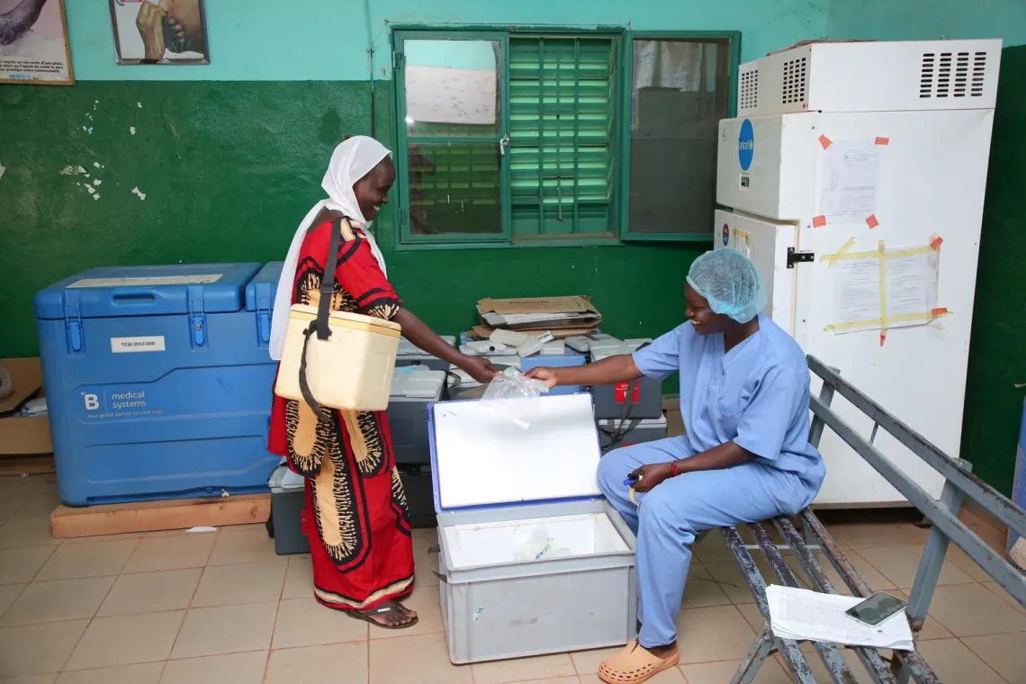 Remise de vaccins dans un centre de sant&eacute;