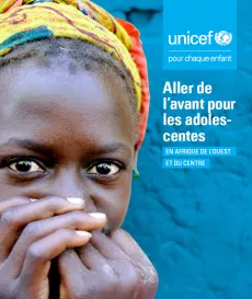 Jeune fille avec les mains devant son visage, regardant droit dans la camera