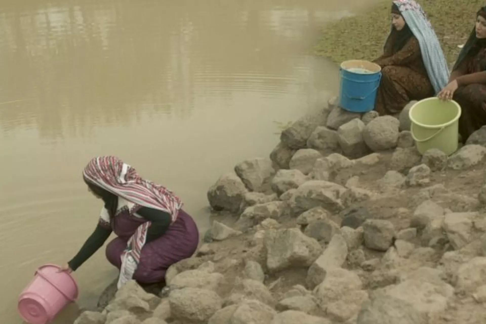 ثلاث من الممثلات المشاركات في المسلسل يظهرن كنساء ريفيات يجلبن الماء من البركة في الصباح الباكرمن أماكن عديدة حول اليمن.