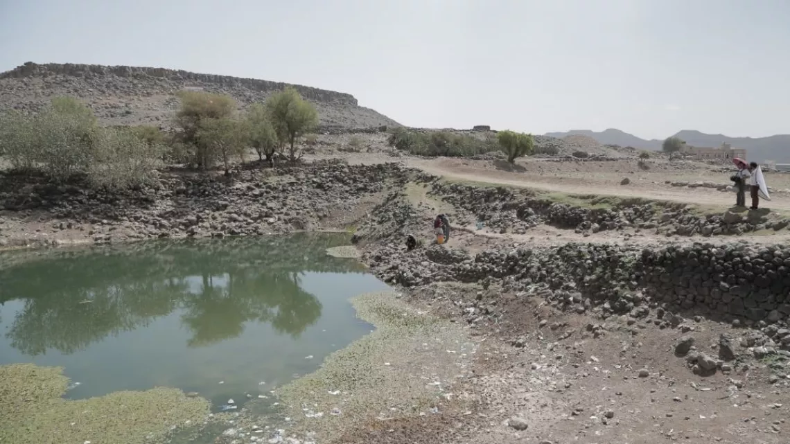 ثلاث ممثلات يتدربن قبل التصوير. سيظهر المشهد أنه على الرغم من قضاء ساعات طويلة للحصول على المياه ، إلا أنه غالبًا ما يكون غير آمن / غير نظيف ويمكن أن يسبب الكوليرا.