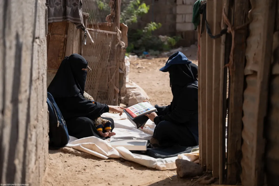 Community health and nutrition volunteer shares key health and nutrition messages during a household visit in Yemen.