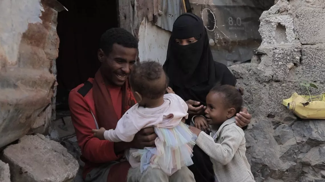Yousra, a Yemeni IDP mother and Osama (her husband) with their daughters at their home. 