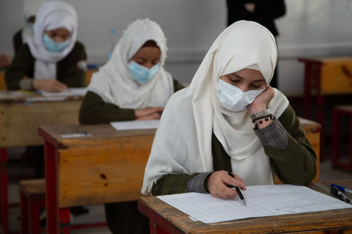 طالبات أثناء تأديتهن للامتحانات الوزارية النهائية في مدرسة رابعة العدوية بصنعاء 