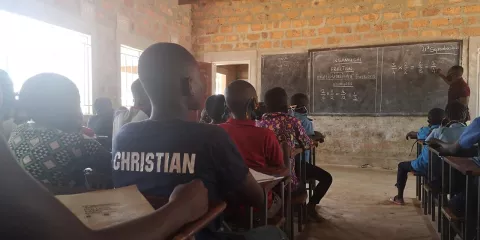 ‘Talk and chalk’ classes that are commonly seen in Zambia. Some of the children are often left behind without grasping the content of the lessons. 
